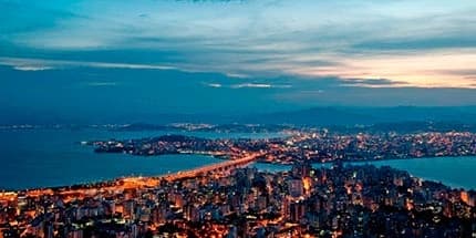 Vista noturna de Florianópolis com a Ilha e a ponte iluminada