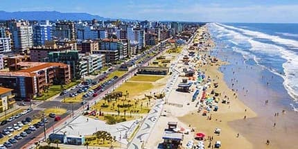 Vista aérea da praia e orla de Capão da Canoa